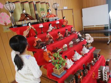 三人官女の人形を置き、ひな人形が完成した様子