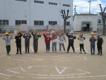 鬼のお面をつけてポーズをする子供たち