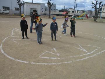 鬼のポーズをしたり手作りの金棒をもって豆まきを待ち構える鬼のお面をつけた子供たち