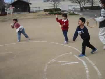 豆を思い切りまく子供たち