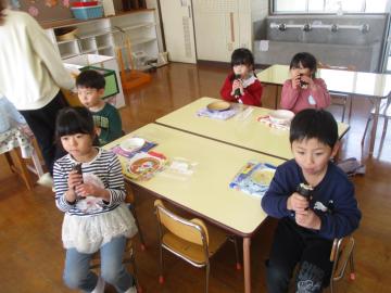 同じ方向を向いて恵方巻を食べる子供たち