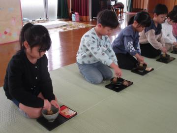 茶筅でお茶をたてる子供たち