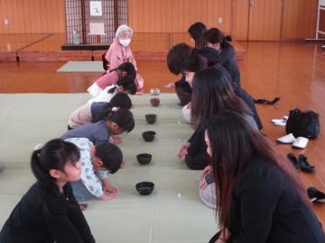 お茶を出して向かい合って礼をする親子たち