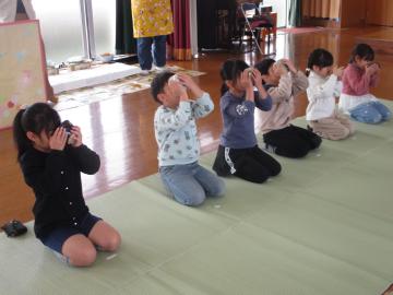 正座をして、お茶を最後まですする子供たち