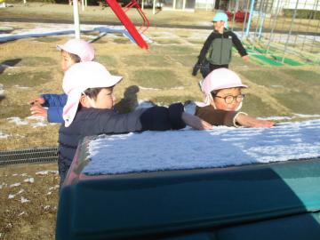 雪を触って遊ぶ子供たち