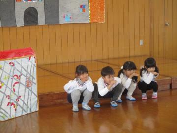 手でくちばしを作り、にわとりの真似をする子供たち