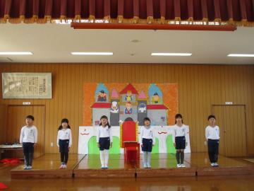 立って歌を歌う子供たち