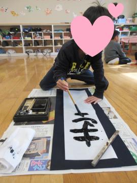 書初めをしている様子