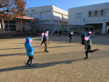 羽根つきをしている様子