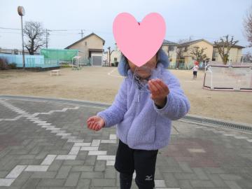 氷を持っている様子