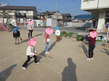 羽根つきをしている様子