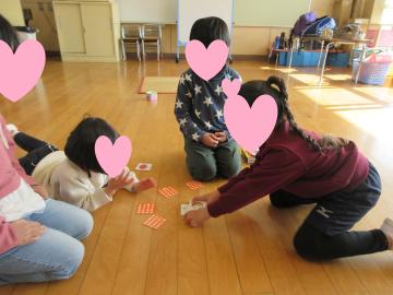 メモリーカードをして遊んでいる様子