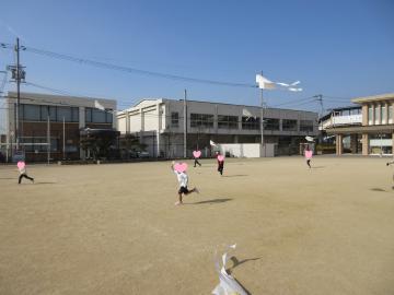 凧あげをしている様子