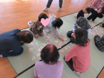 かるたとりをしている様子