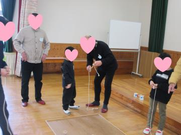 こま回しをしている様子