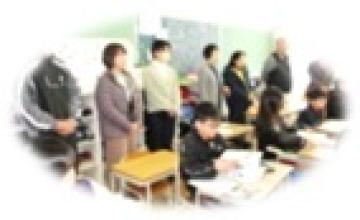 評議員の皆さんが参観される様子