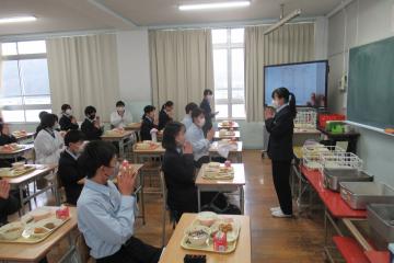 7年生が食事の前に「いただきます」をしている様子