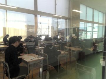 生徒が教室で、テストを受けている様子