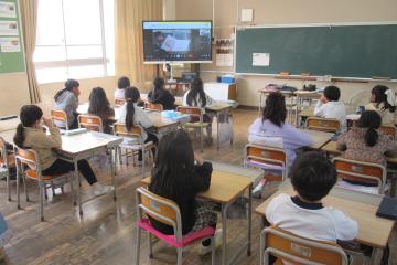 2年生が教室でオンラインの画面に見入っている様子