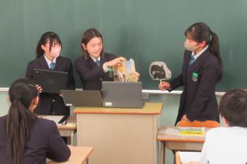 教室で9年生が前に立ち小道具を用意して絵本を紹介している様子