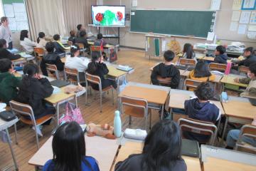 4年生が教室でALTの読み聞かせに集中している様子