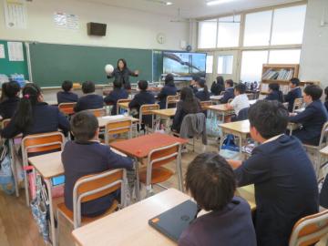 絵本の読み聞かせを教室でたのしむ5年生