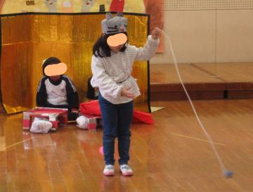 おじいさんの前で得意技のこま回しを披露している写真