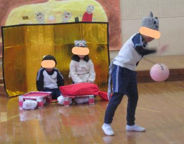 おじいさんの前で得意技のボール付きを披露している写真