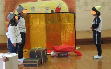 お別れのあいさつをするねずみ達とおじいさん