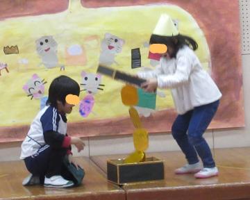 ねずみからもらったつづらを開けるおじいさんとおばあさん