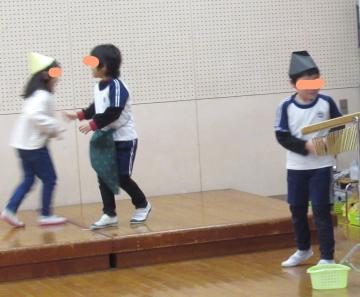 おじいさんとおばあさんの様子をのぞく欲張り爺さん