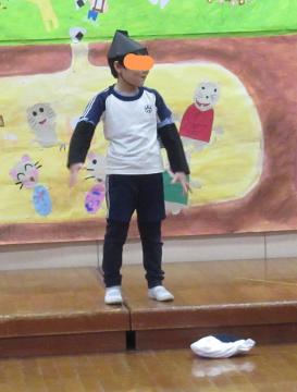 山に着きねずみの国の穴におむすびを投げ入れる欲張り爺さん