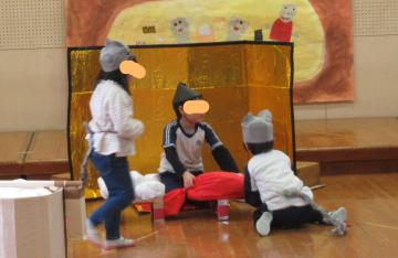 ねずみ達にごちそうをもらう欲張り爺さん