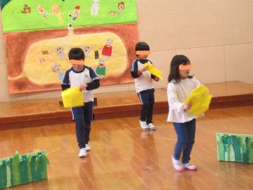 村の人に小判を分けてあげるおじいさん達