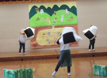 子ども達が大きなおむすびを持っている