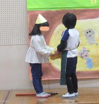 おじいさんにおむすびを渡すおばあさん