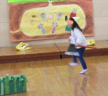 険しい山道を登るおじいさん