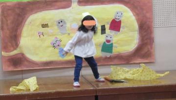 穴におむすびを落としてしまうおじいさん