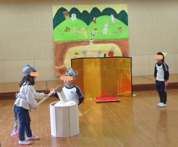 餅つきをするねずみとおじいさん