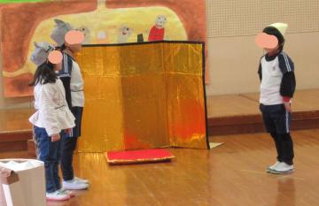 ねずみ達ががおじいさんに歓迎の挨拶をしている写真