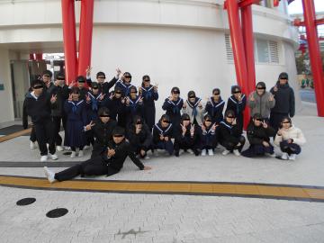 ポートタワーの下で集合写真の様子