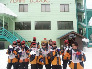 宿舎前での集合写真の様子