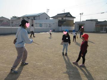 園庭で羽子板で遊んでいる園児たちの様子