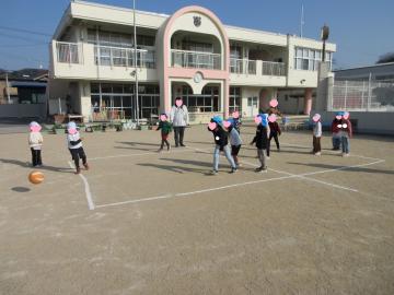 園庭でドッジボールをしている園児たちの様子