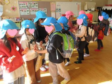 室内の床で交流でのお別れをする園児たちの様子