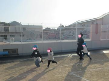 園庭で走っている園児たちの様子