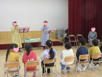 オカリナ演奏を聴いている園児たちの様子