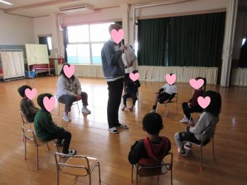 フルーツサラダをしている様子