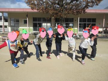 鬼のポーズをしている様子