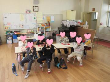 恵方巻を食べている様子